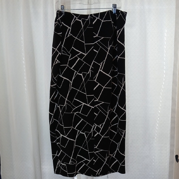 Chic Black and White Geometric Maxi Skirt - Picture 2 of 6